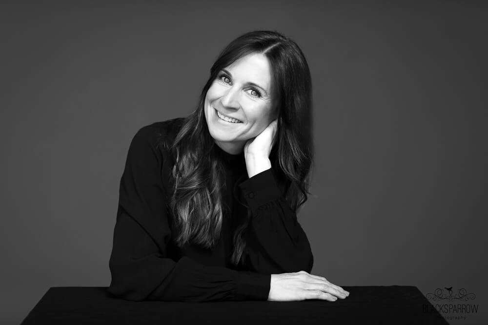 Brünette lächelnde Frau in sw fotografiert, Selbstliebe Shooting