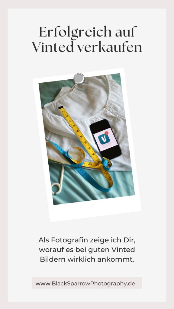 Hero-Bild zum Blogartikel „Erfolgreich auf Vinted verkaufen“ mit Kleidung, Maßband und Smartphone als Symbol für bessere Verkaufsfotos und Vinted-Tipps.