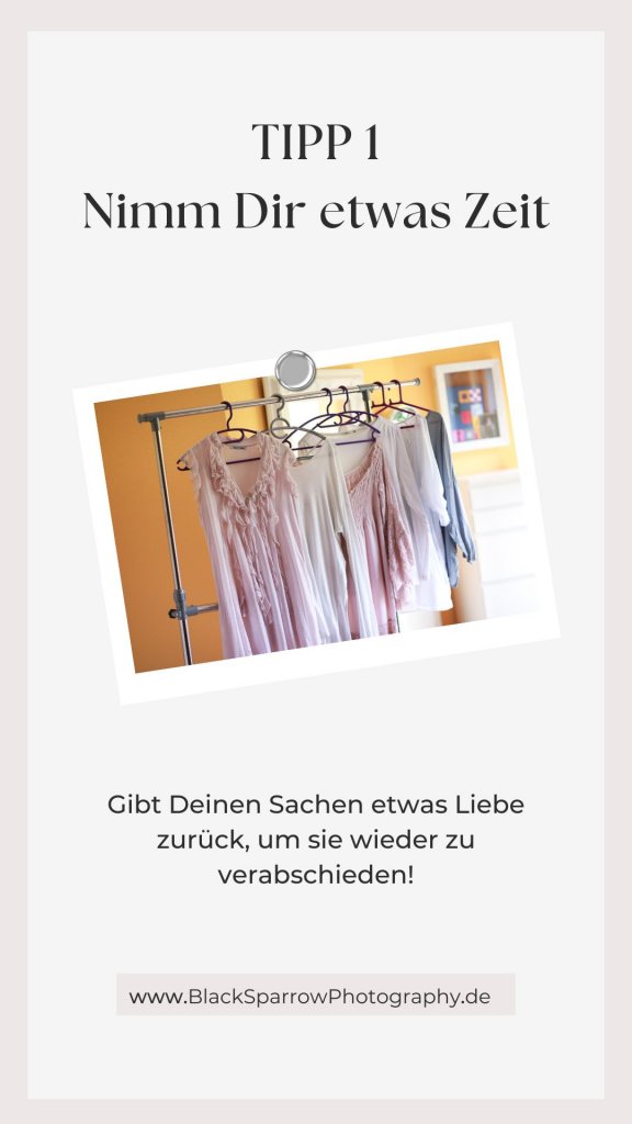 Mehrere Kleidungsstücke hängen ordentlich auf Kleiderbügeln und sind für den Verkauf auf Vinted vorbereitet.